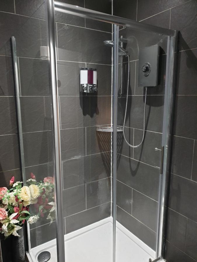 Budget Doppelzimmer mit eigenem Bad außerhalb des Zimmers