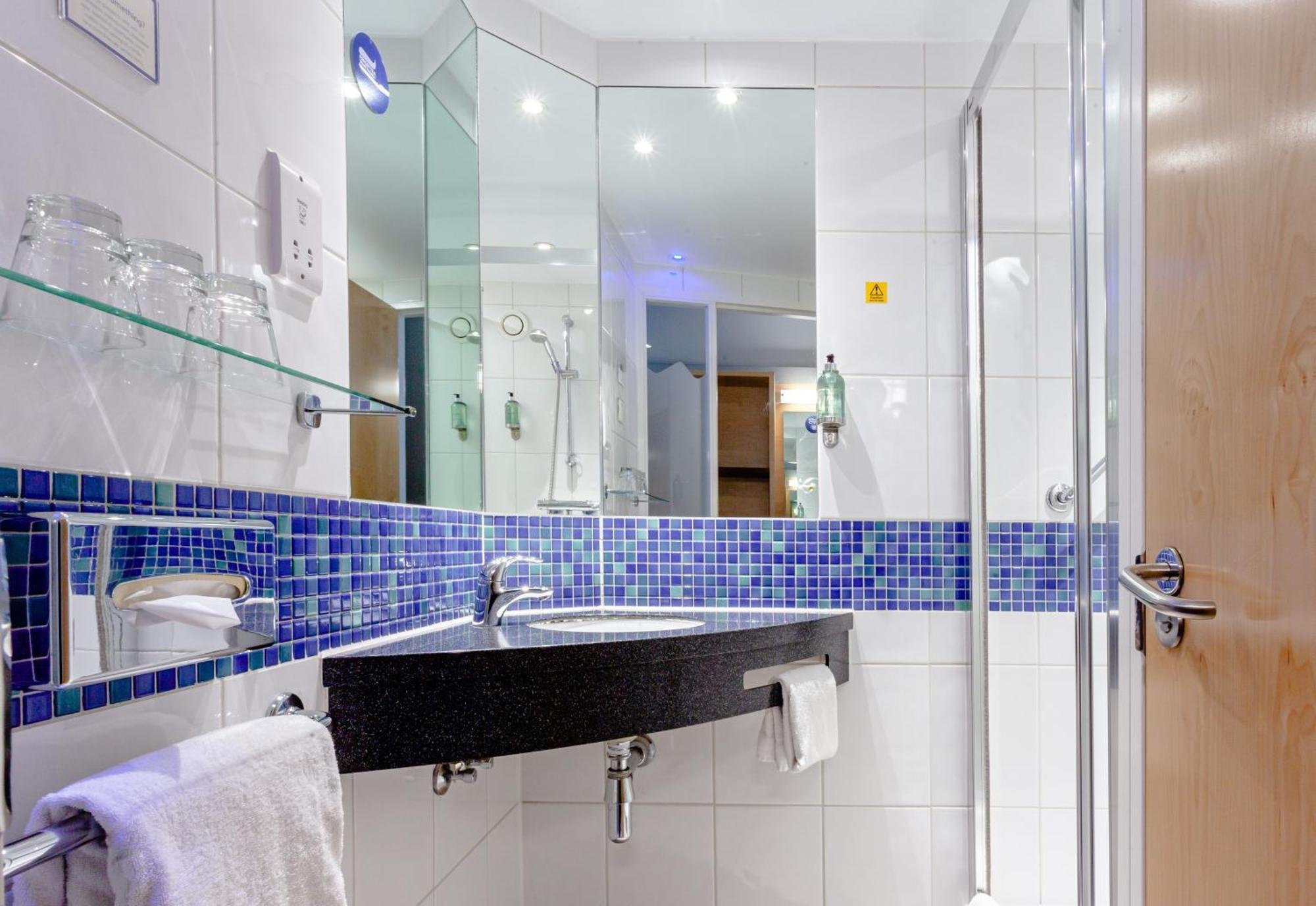 Standard Twin Room with Free Hot Breakfast