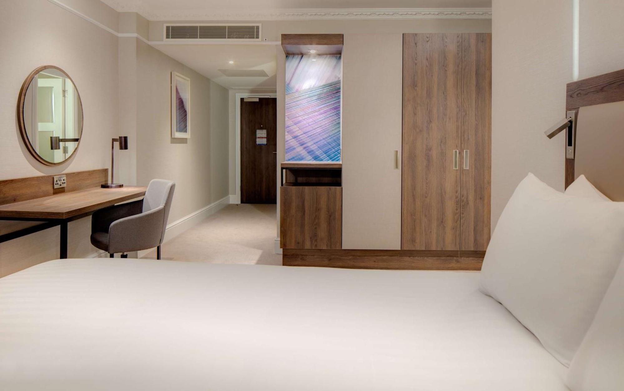 Habitación con cama grande