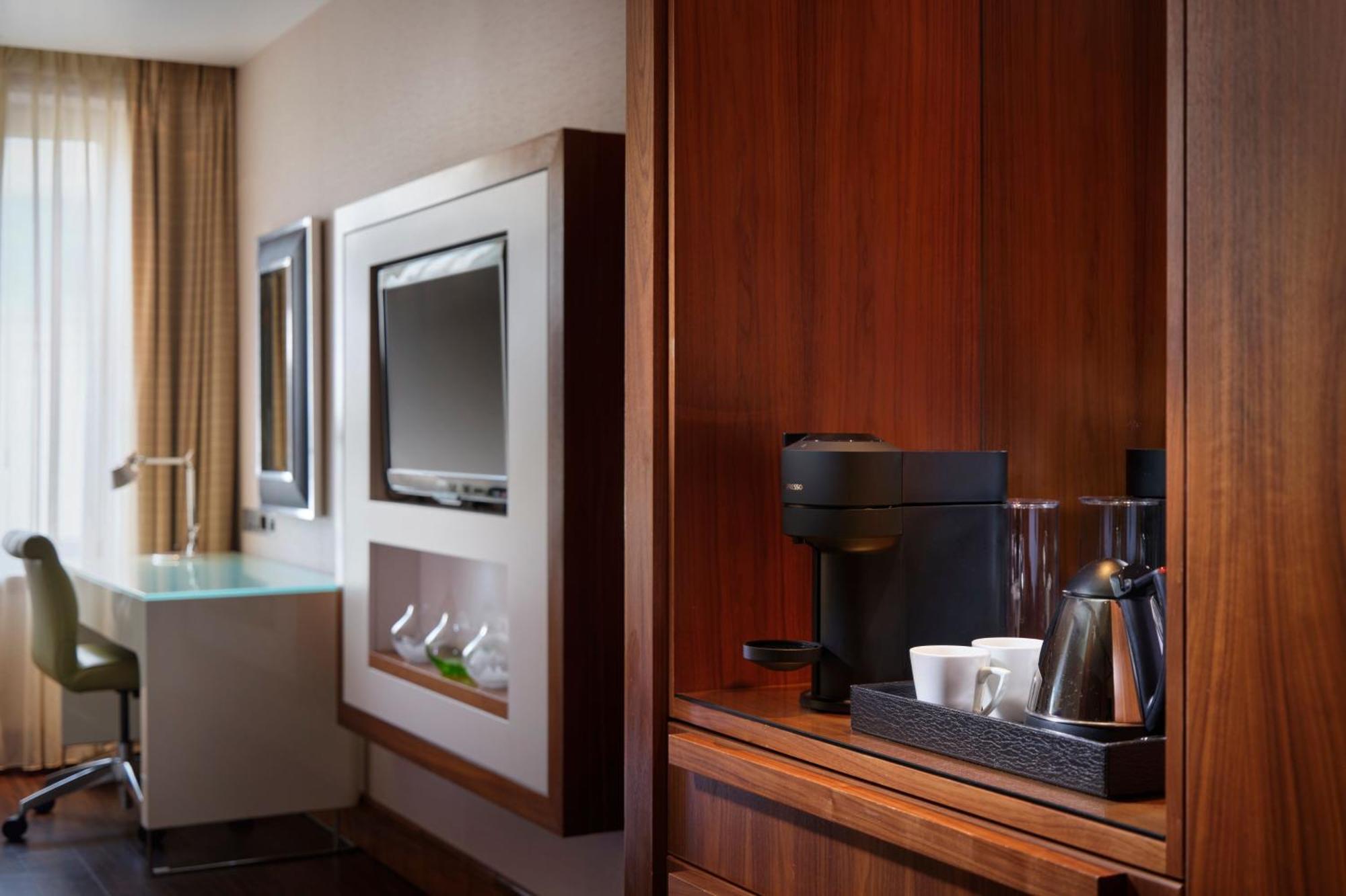 Deluxe Room 1 King