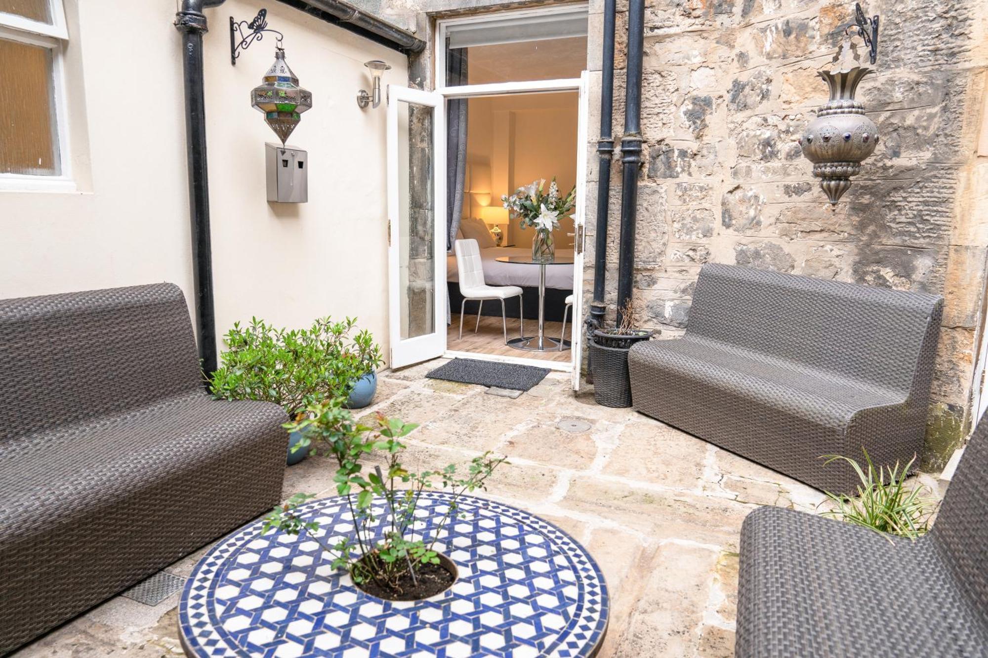 Studio Apartment Garden Access