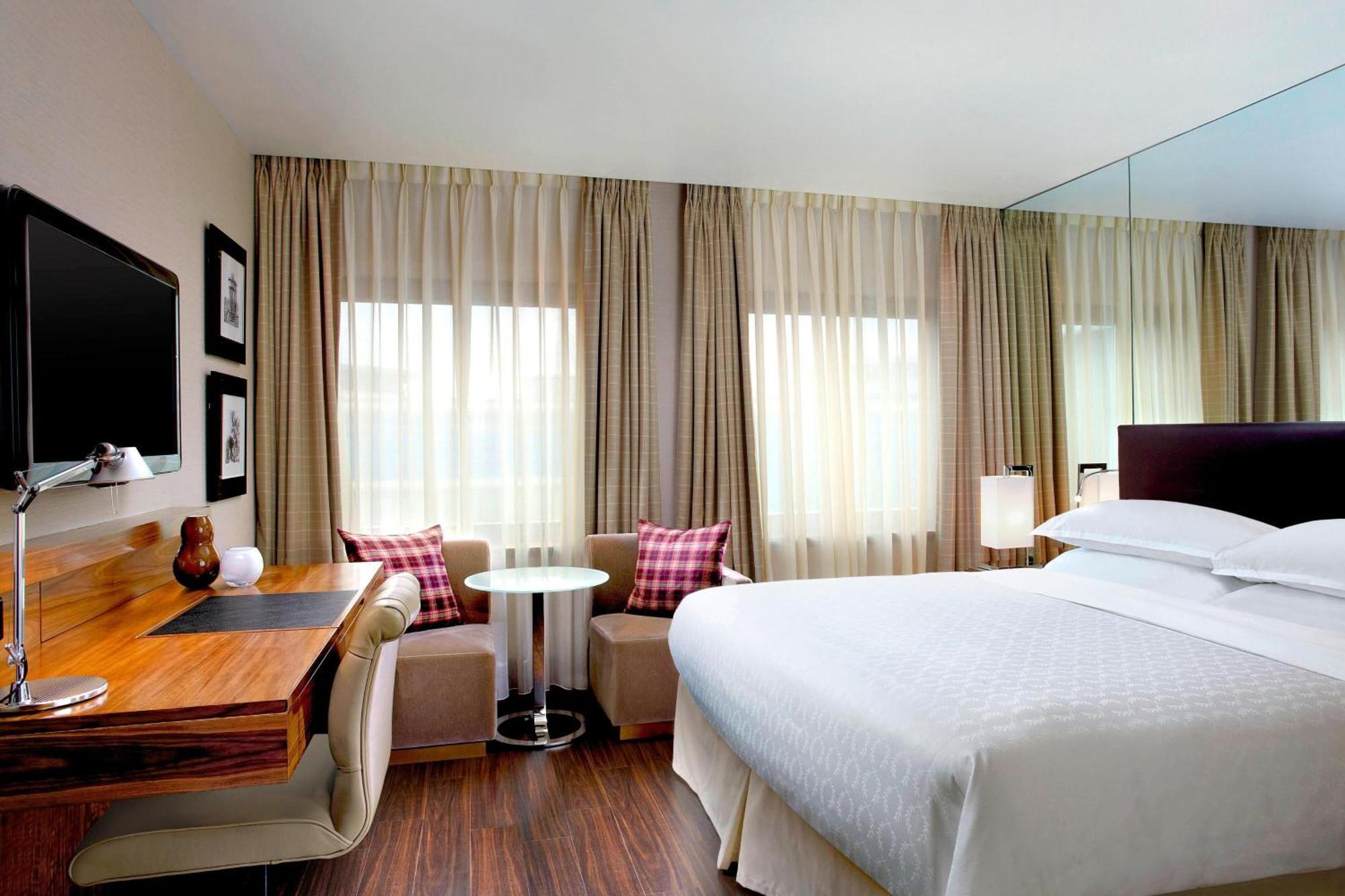 Club Room Club Lounge access 1 King