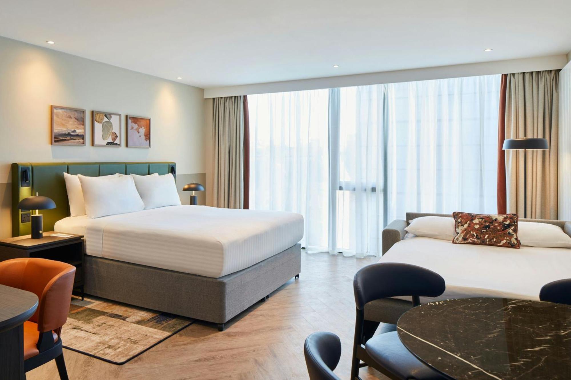 Estudio grande con cama grande y sofá cama