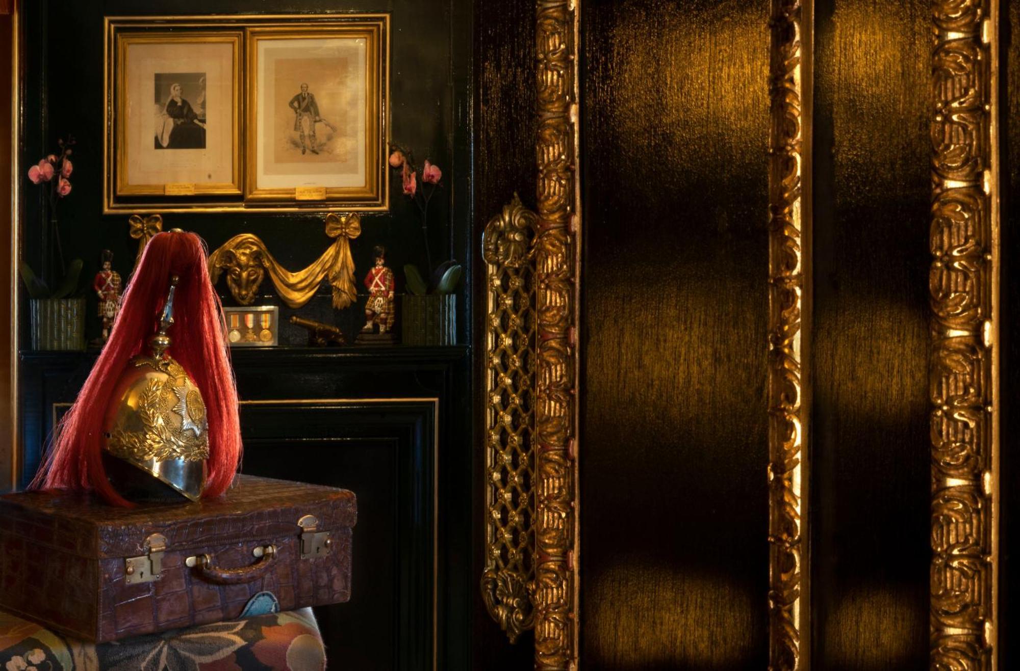 Deluxe Suite Guardroom