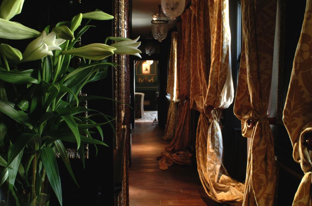 Deluxe Suite Guardroom