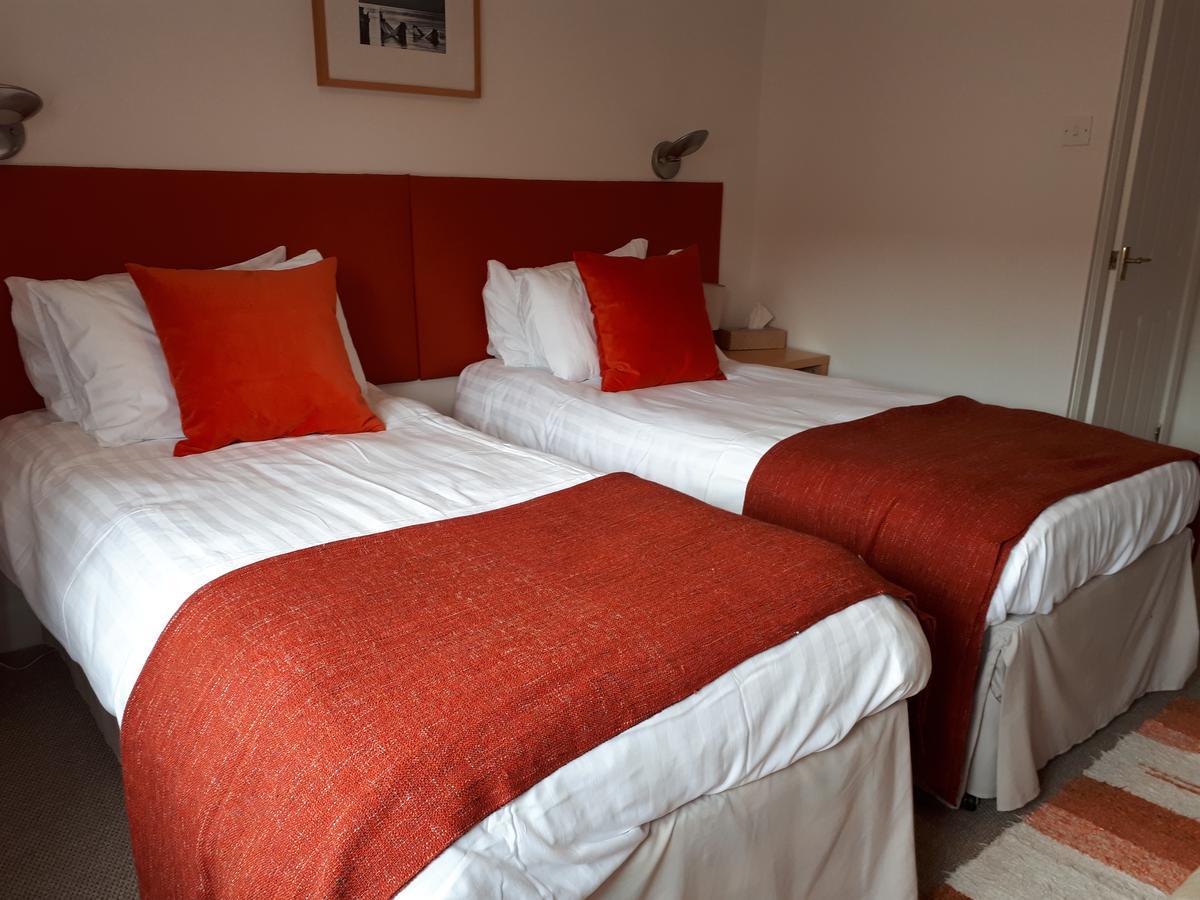 Twin Room En Suite Bathroom