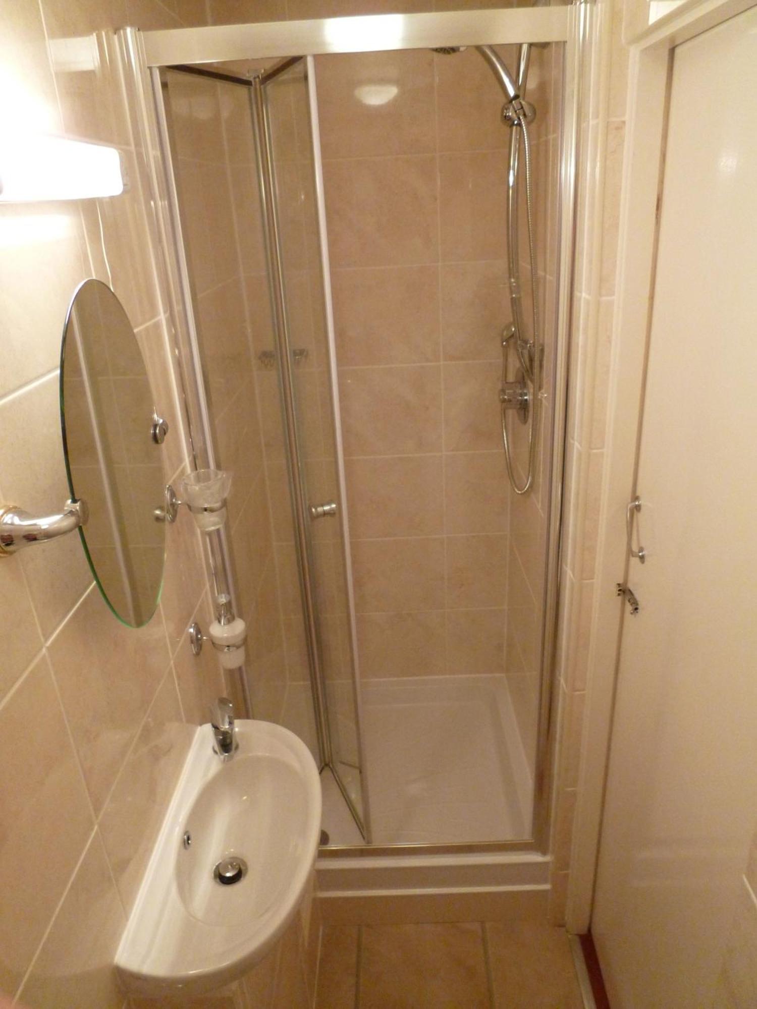Quarto Pequeno com 2 Camas de Solteiro