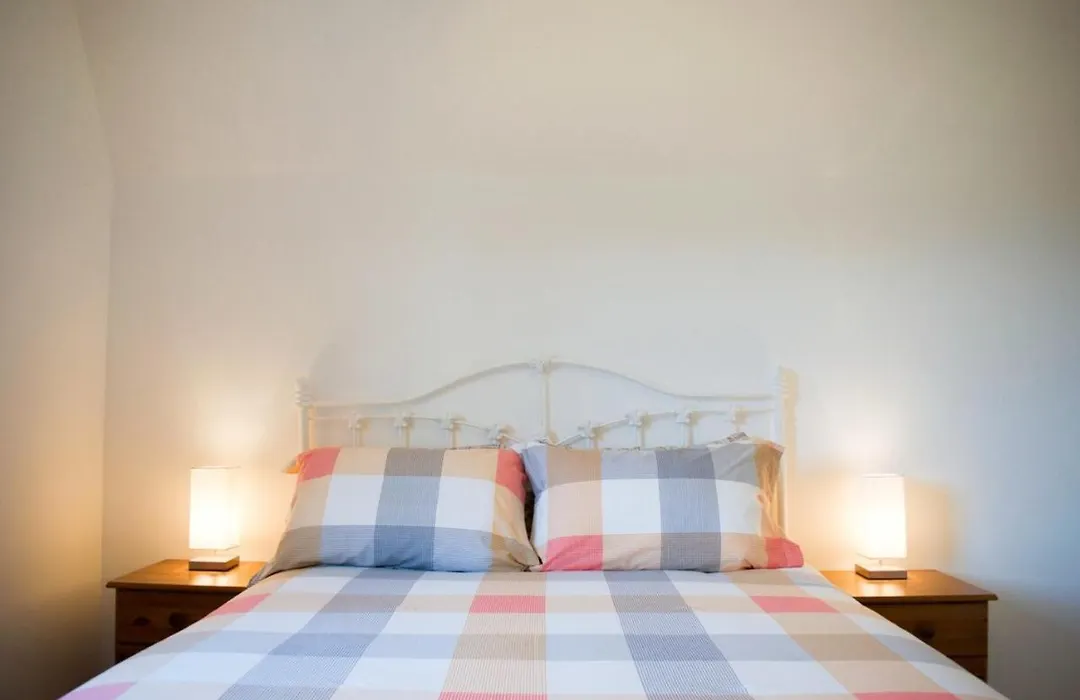Peaceful 2 Bedroom Home Sleeps 5 Free Parking-1