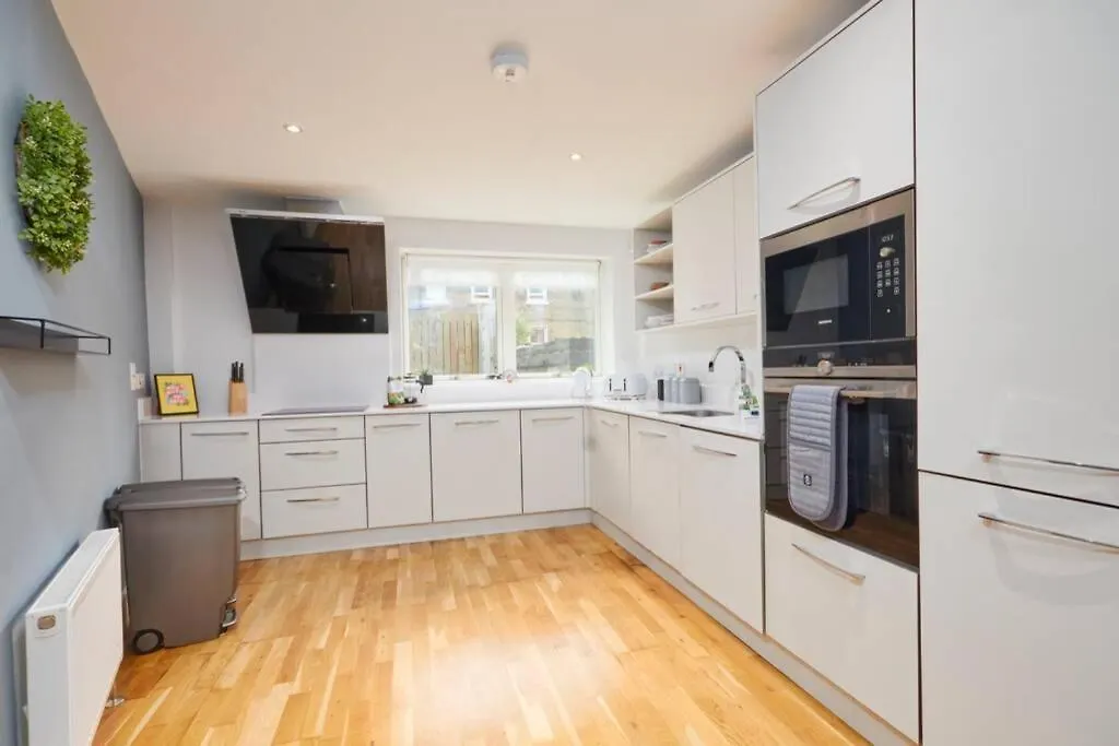 Stunning Edinburgh Townhouse // Sleeps 8-1