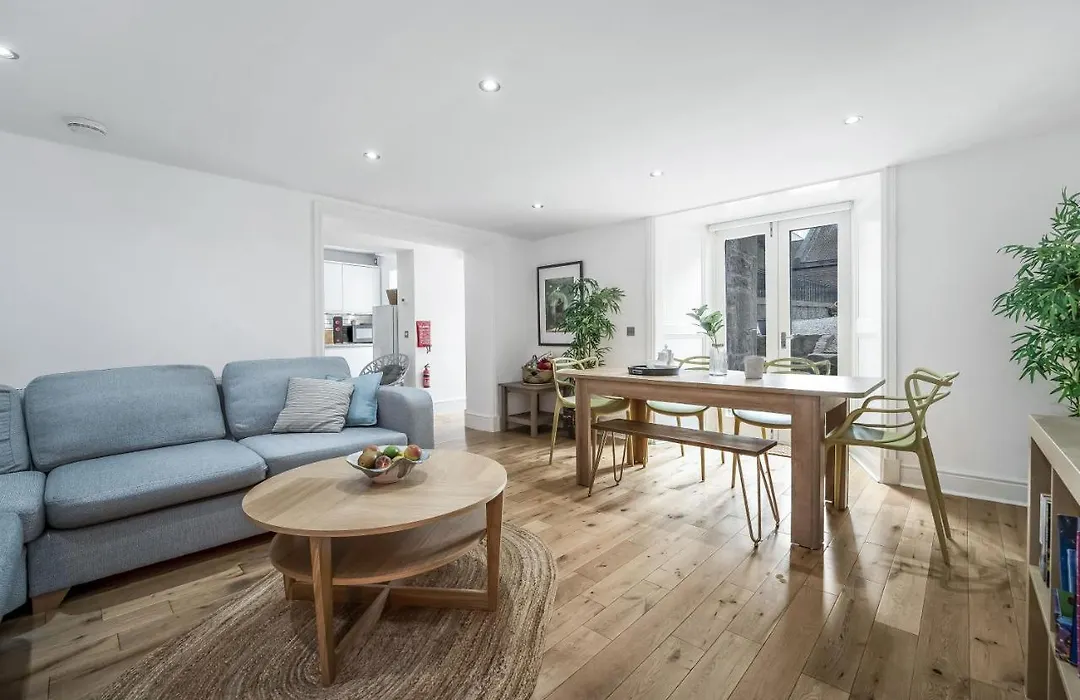 Cozy With Character Large 2 Bedroom Main Door Apartment With Garden-1