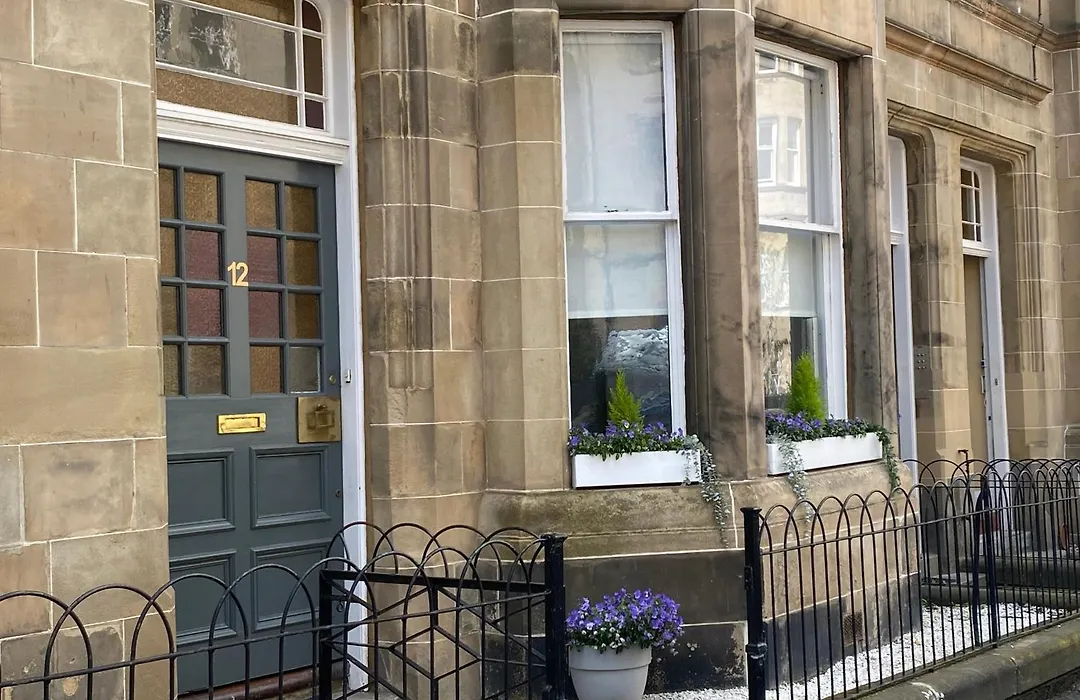 Lovely main door 2 bed apartment-1