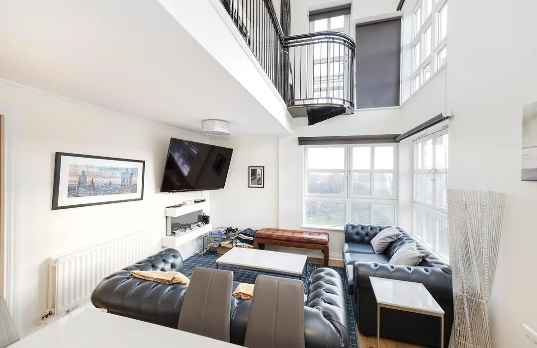 Joivy Stylish 3 Bed, 3 Bath Flat With Balcony In Old Town-1