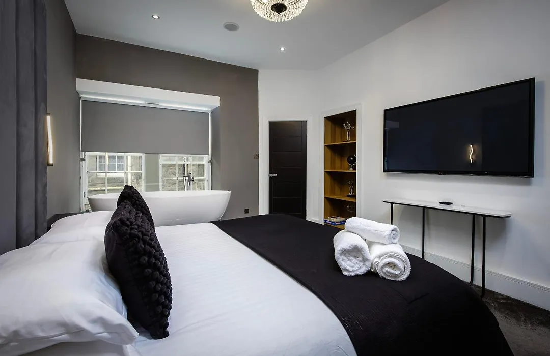 Boutique 2Br On Royal Mile - Freestanding Bathtub-1