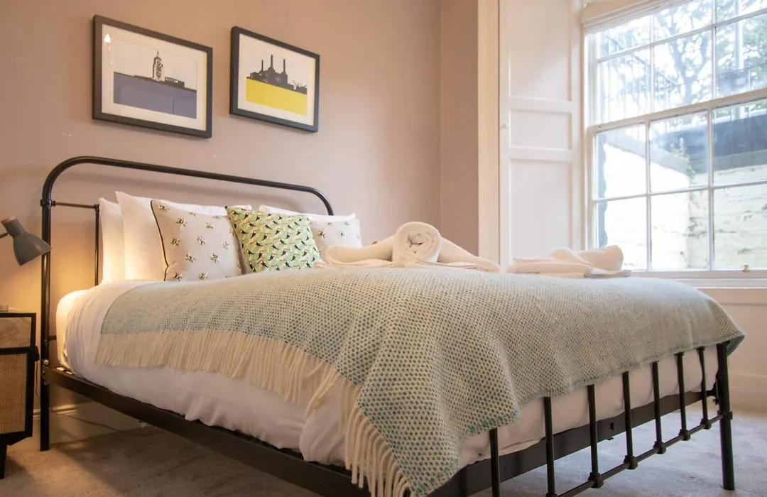 Beautifully Modernised New Town Home-1
