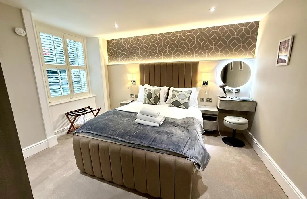 Ultra Modern, Stylish Apartment Next To Princes St-1