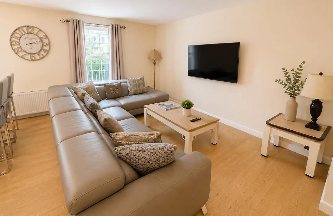 Edinburgh Pearl Apartments - Haymarket Residence-1