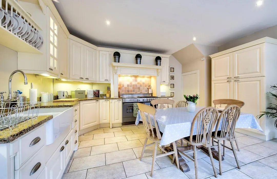 Altido 2Bed House With Parking Near Dean Gardens-1