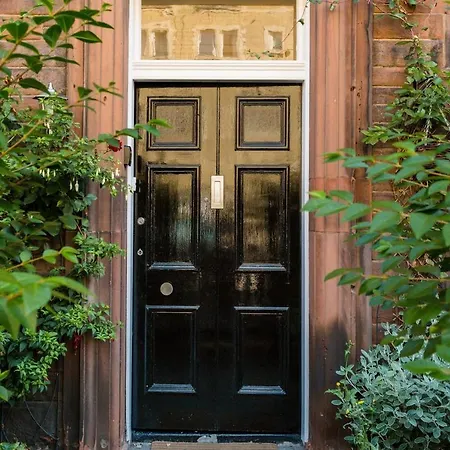Beautiful, Traditional 2 Bedroom Main Door Flat-2