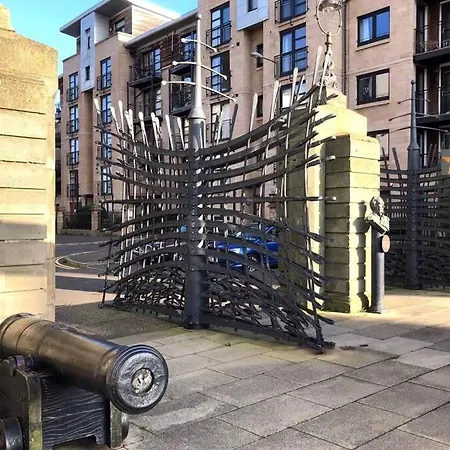 Waterfront Living In Leith With Free Parking!-3