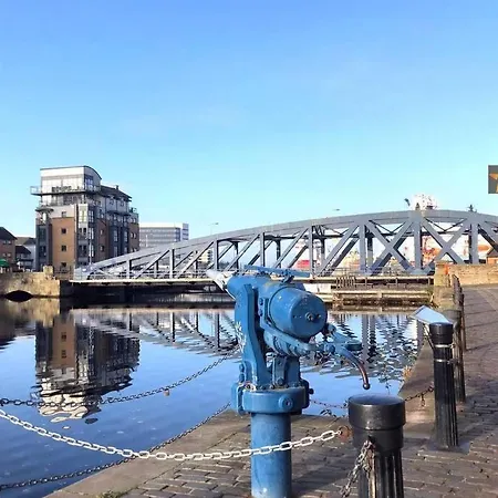 Waterfront Living In Leith With Free Parking!-2