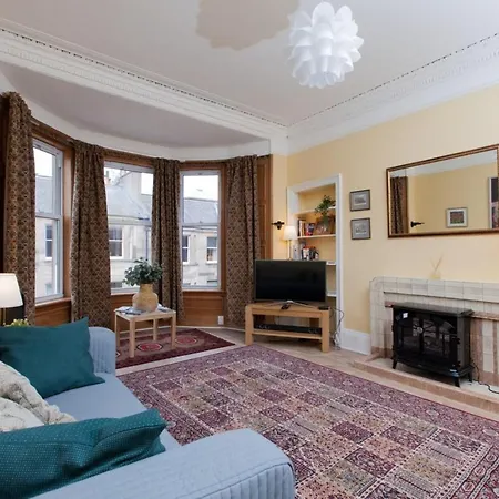 Elegant Traditional Edinburgh City Centre Flat-2
