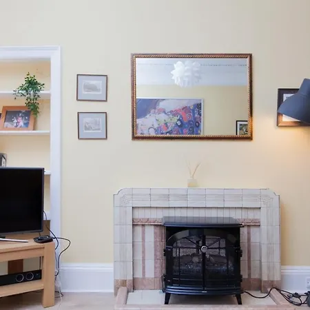 Elegant Traditional Edinburgh City Centre Flat-3