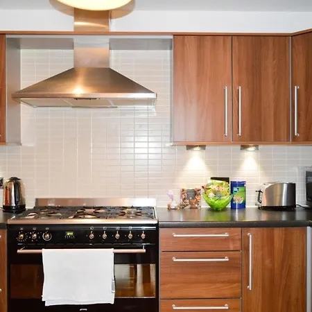 Modern 2 Bedroom Property In Central Edinburgh-3