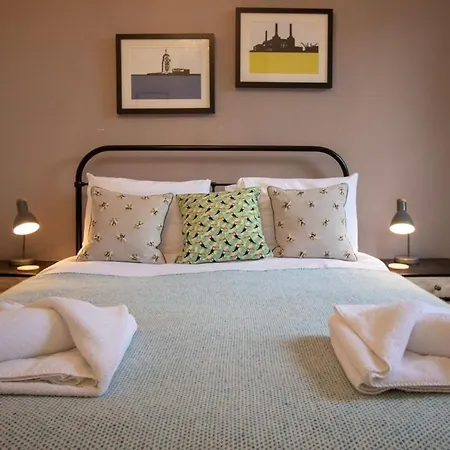 Beautifully Modernised New Town Home-3