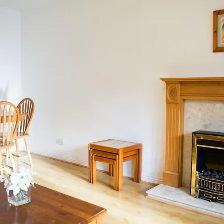 Peaceful 2 Bedroom Home Sleeps 5 Free Parking-3