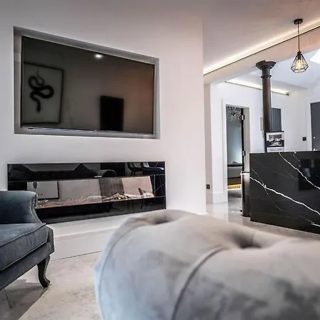 Boutique 2Br On Royal Mile - Freestanding Bathtub-2