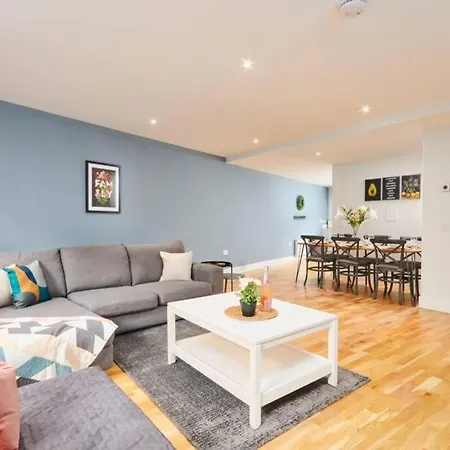 Stunning Edinburgh Townhouse // Sleeps 8-2