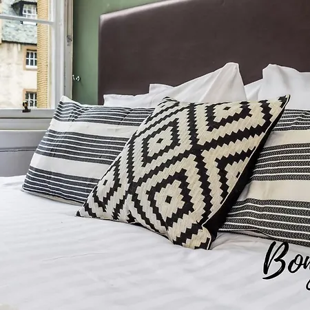 Royal Mile 4Br-3Ba - City Views & Free Parking By Bonjour Residences Edinburgh-3