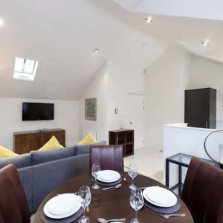 Joivy Contemporary And Vibrant 1Br Flat Near Princes Street-3