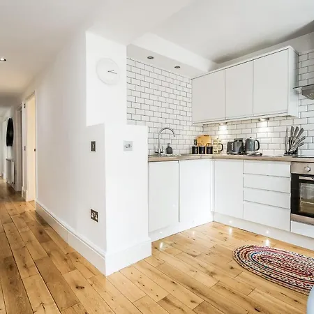 Cozy With Character Large 2 Bedroom Main Door Apartment With Garden-2