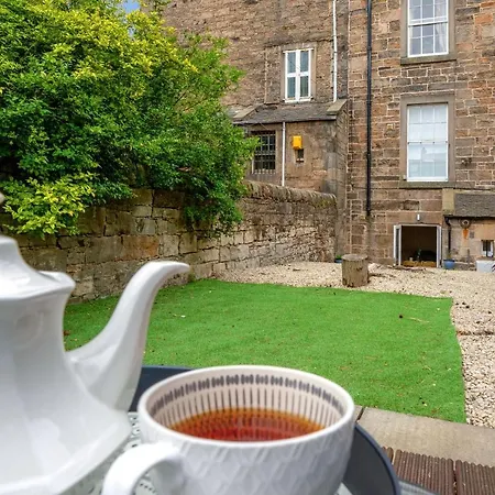 Cozy With Character Large 2 Bedroom Main Door Apartment With Garden-3