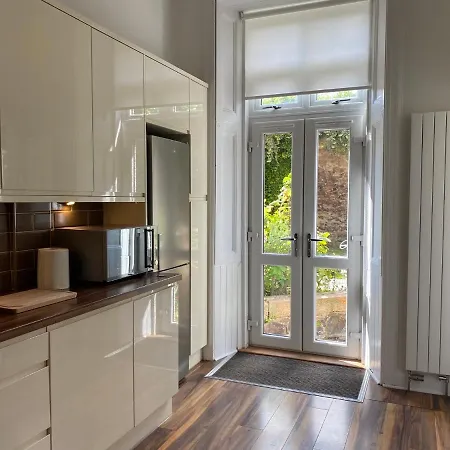 Lovely main door 2 bed apartment-2