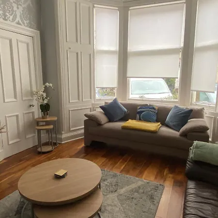 Lovely main door 2 bed apartment-3