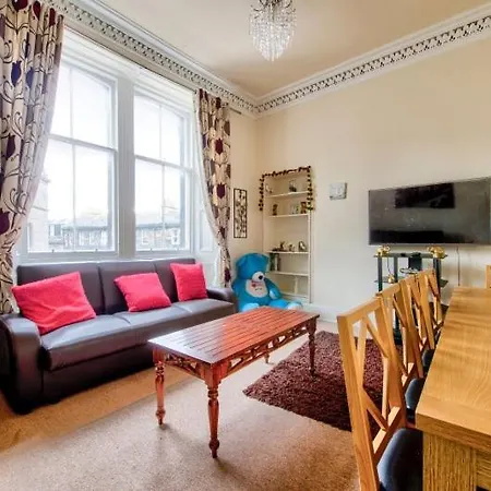 Edinburgh Central Haymarket Aparthotel-3