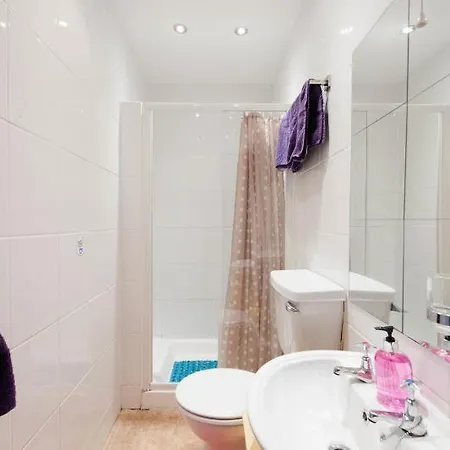Edinburgh Central Roomz Aparthotel-3