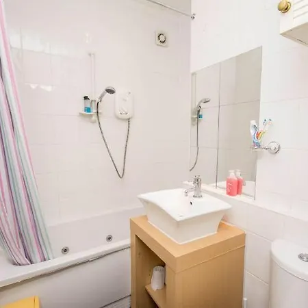 Edinburgh Central Roomz Aparthotel-2