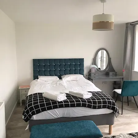Large En Suite Bedroom With One Double Bed No Breakfast Provided-2