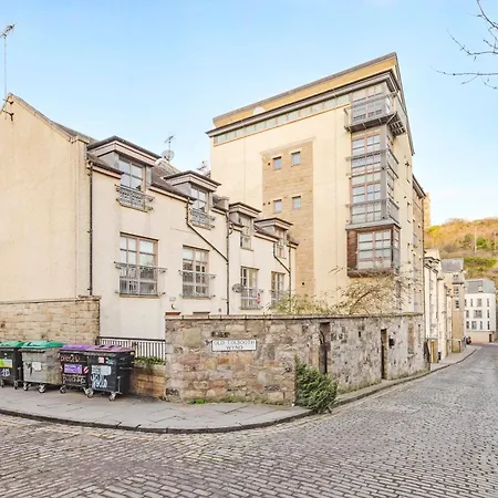 Joivy Stylish 3 Bed, 3 Bath Flat With Balcony In Old Town-3