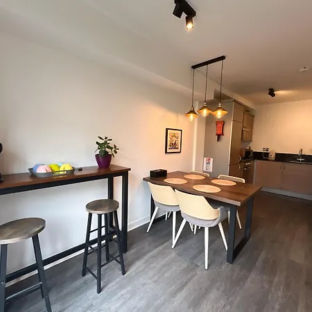 Apartment 2 Bath Free Parking-3