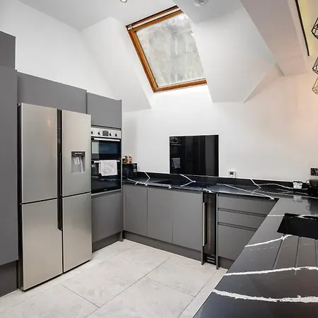 Boutique 2Br On Royal Mile - Freestanding Bathtub-3