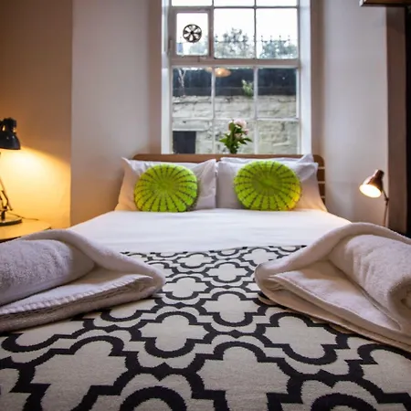 Beautifully Modernised New Town Home-2