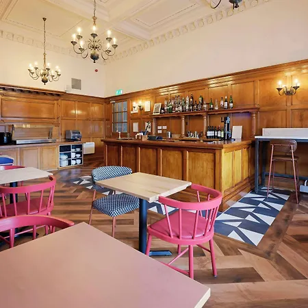 Travelodge Edinburgh Haymarket-3