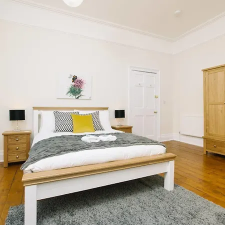 Joivy Elegant Apartment By Princes Street Gardens-3