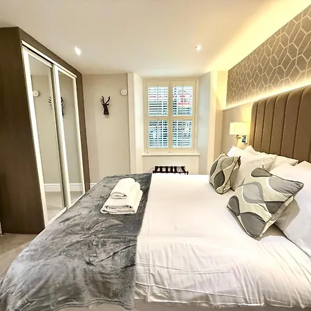 Ultra Modern, Stylish Apartment Next To Princes St-3
