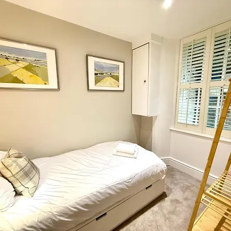 Ultra Modern, Stylish Apartment Next To Princes St-2