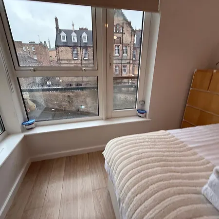 Holyrood Apartment With Parking & Lift Access-3